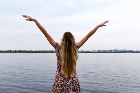 Zitate fürs Leben: Frau reißt Arme hoch