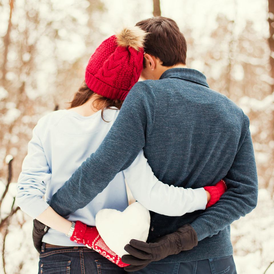 Valentinstagssprüche: Paar im Schnee