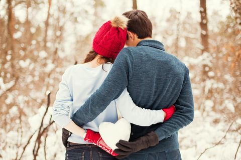 Valentinstagssprüche: Paar im Schnee