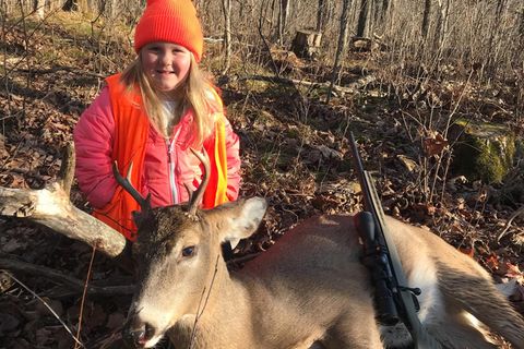 Diese Sechsjährige hat gerade ihren ersten Hirsch geschossen