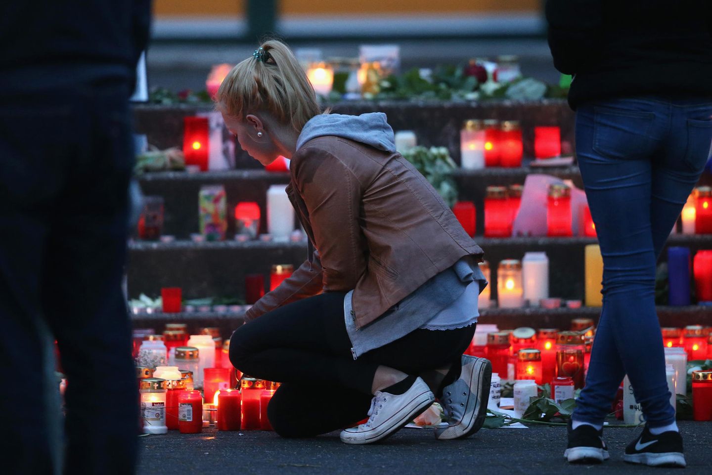 Germanwings: Nach dem Absturz kniet im März 2015 eine Trauernde vor Blumen und Kerzen.