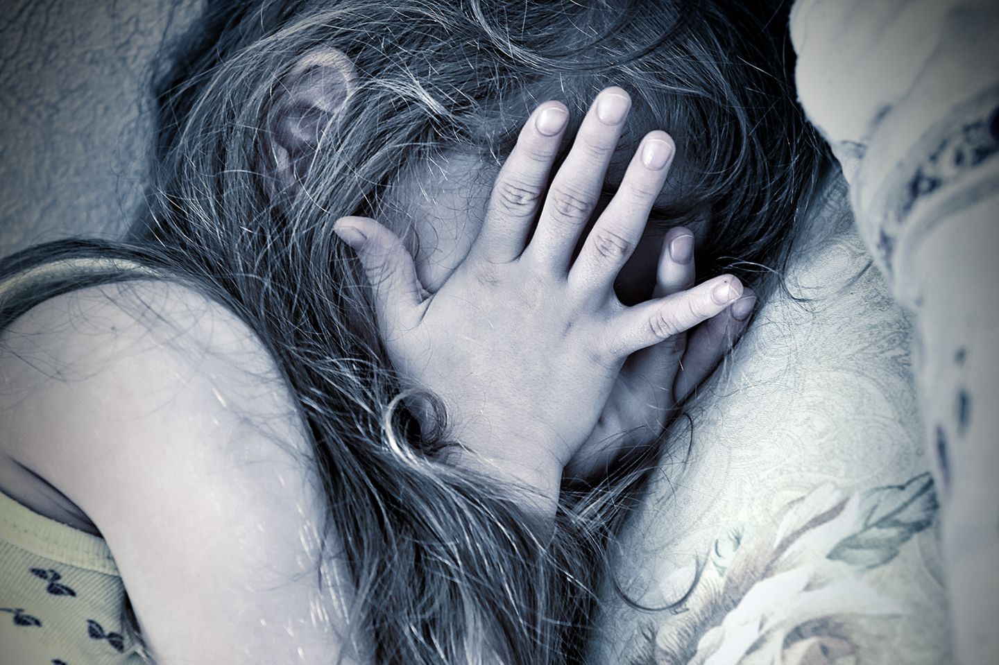 Vergewaltigungsopfer: Ein Kind auf einem Bett (Symbolfoto)