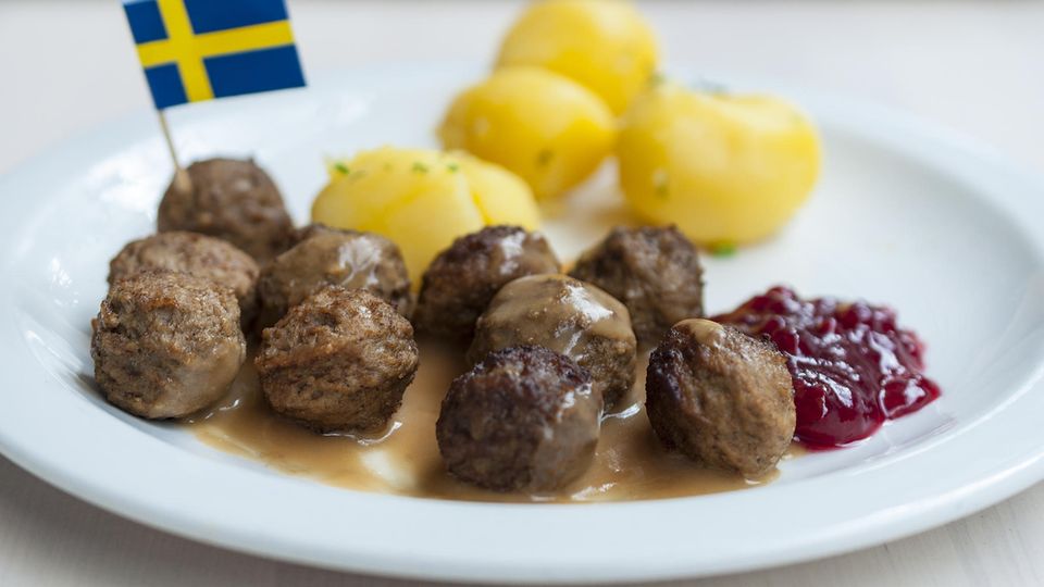 IKEA plant Restaurantkette in Innenstädten IKEA plant Restaurants: Schwedische Köttbullar auf einem Teller