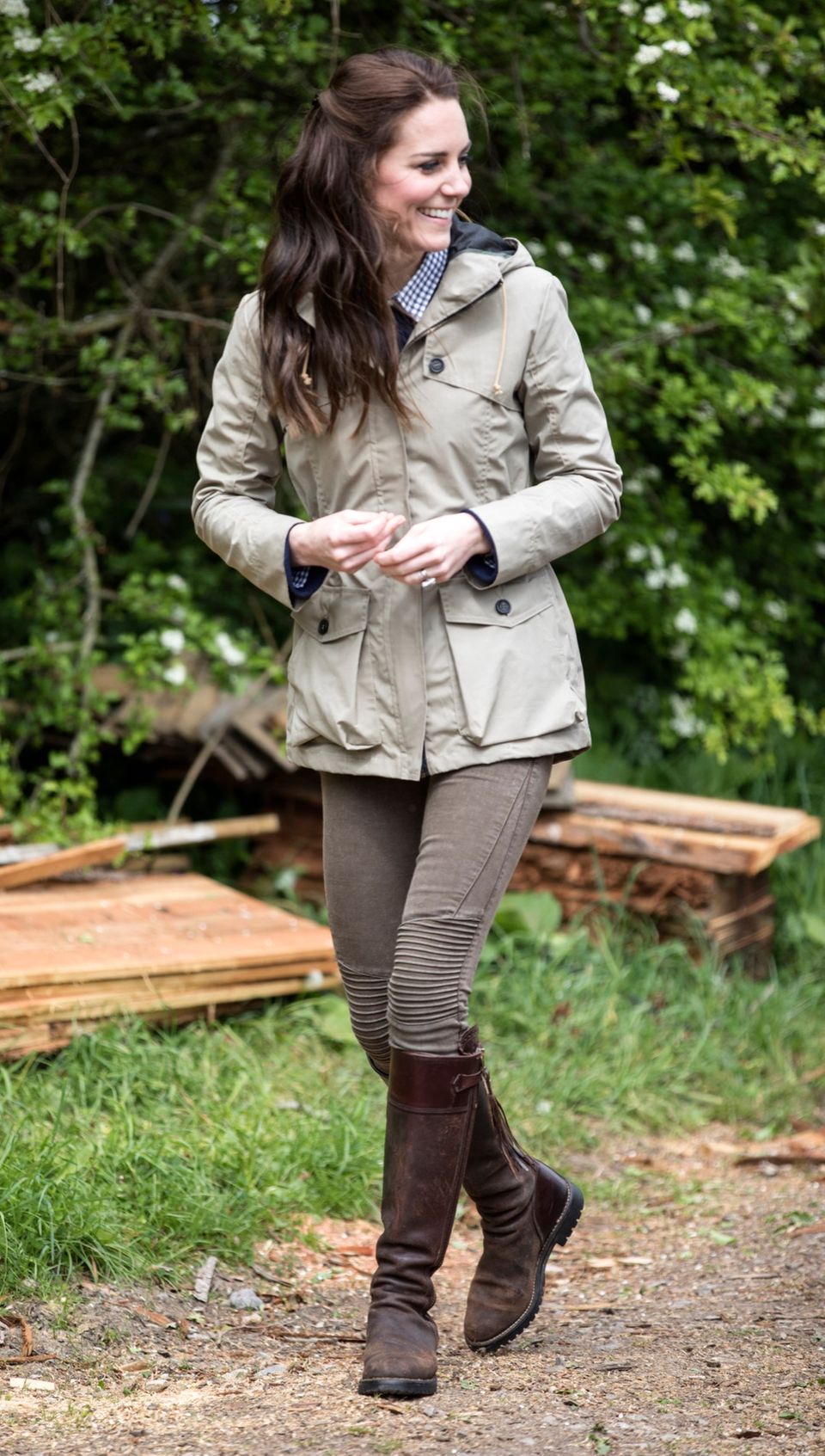 Kate Middleton besucht mit ihren Stiefeln eine Farm