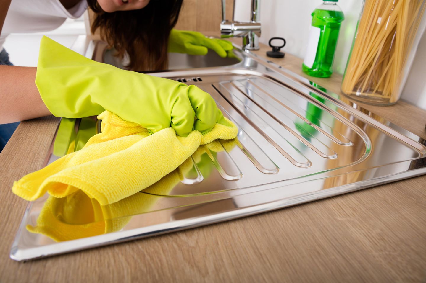 Studie zu Ordnung und Rassismus: Eine Person putzt eine Küchenoberfläche (Symbolbild)