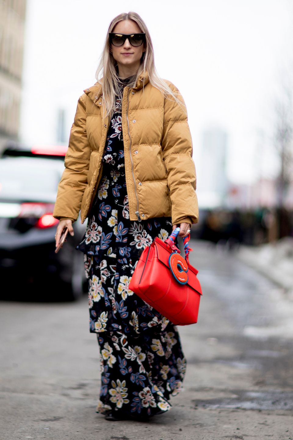 Frau trägt Blumenkleid und Daunenjacke