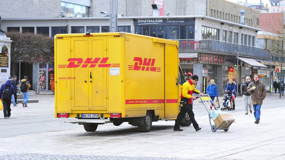 DHL: Polizei rät zur Vorsicht wegen Erpressung DHL: Fahrzeug und Zusteller