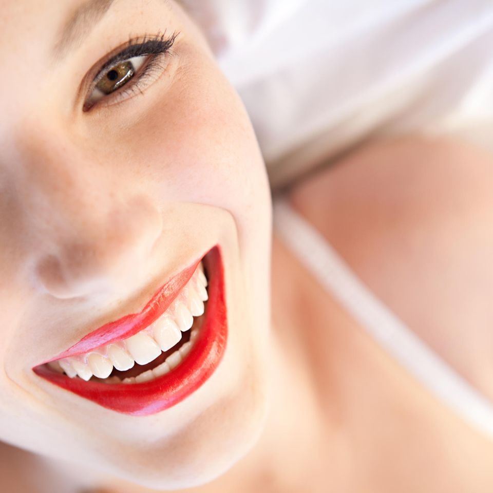 Lippen schminken: Lippenstift oder Lipgloss haltbar machen