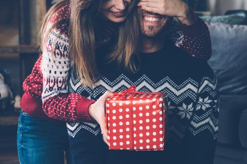Was wünschen sich Männe zu Weihnachten: Frau schenkt Mann ein Geschenk