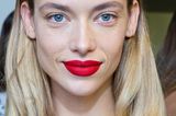 Matte roten Lippen bei einem Modell mit Blumarine