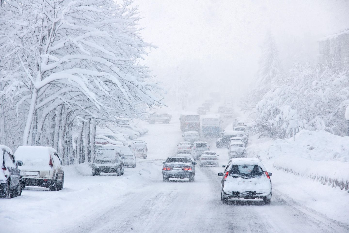 Wetter: Eine verschneite Straße