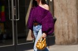 Frau trägt Oversized Pullover in Lila