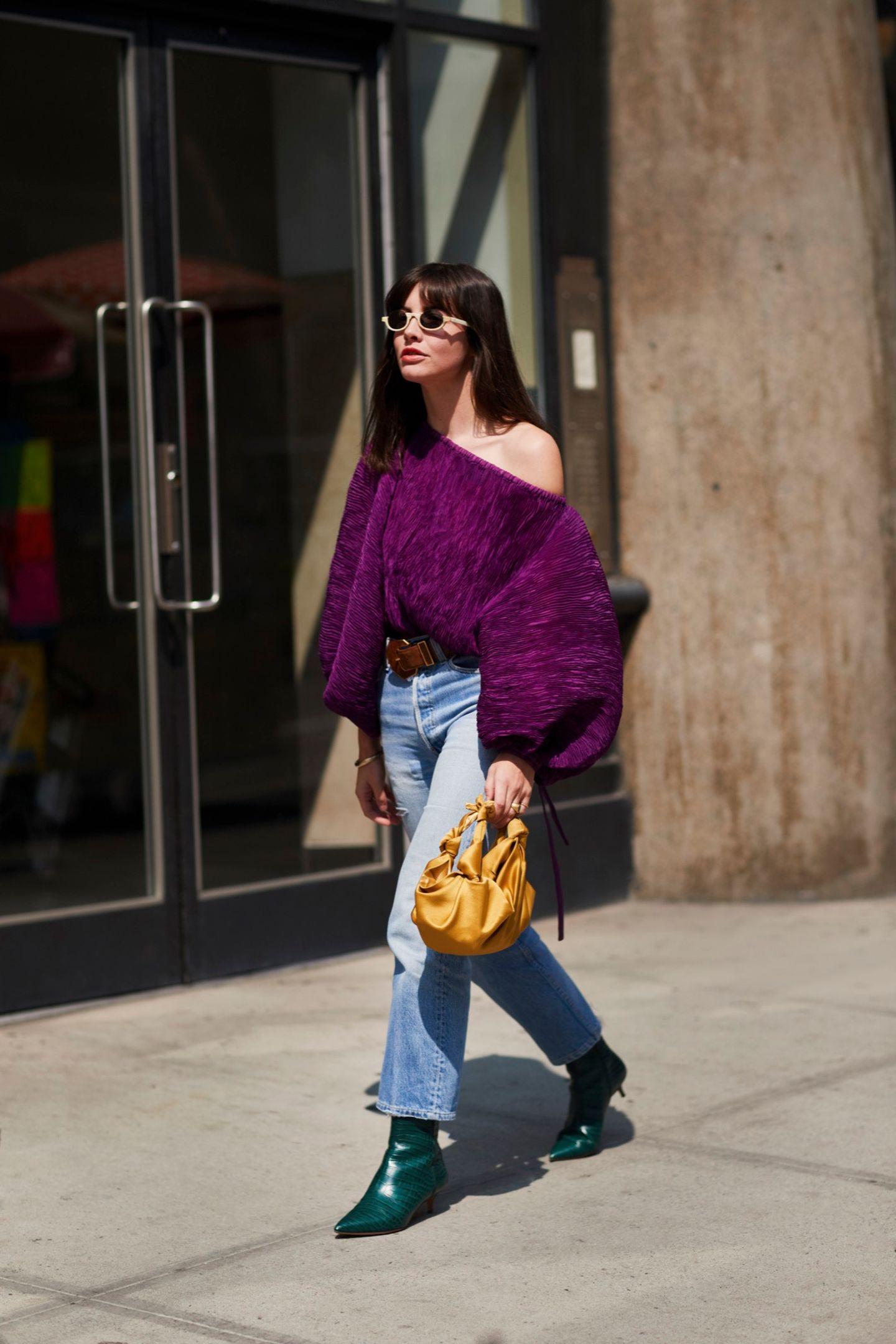 Frau trägt Oversized Pullover in Lila