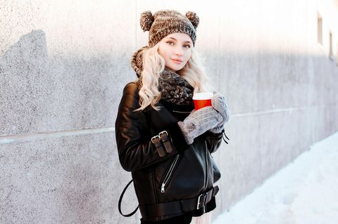 Winter-Accessoires: Frau mit Handschuhen und Mütze