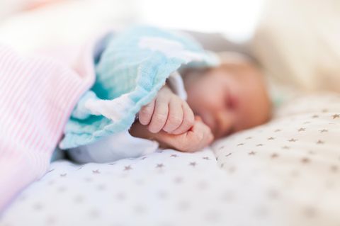 Baby fast zu Tode geschüttelt: Schlafendes Kind