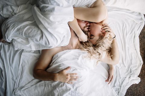 Wie viele Männer täuschen einen Orgasmus vor: Paar im Bett