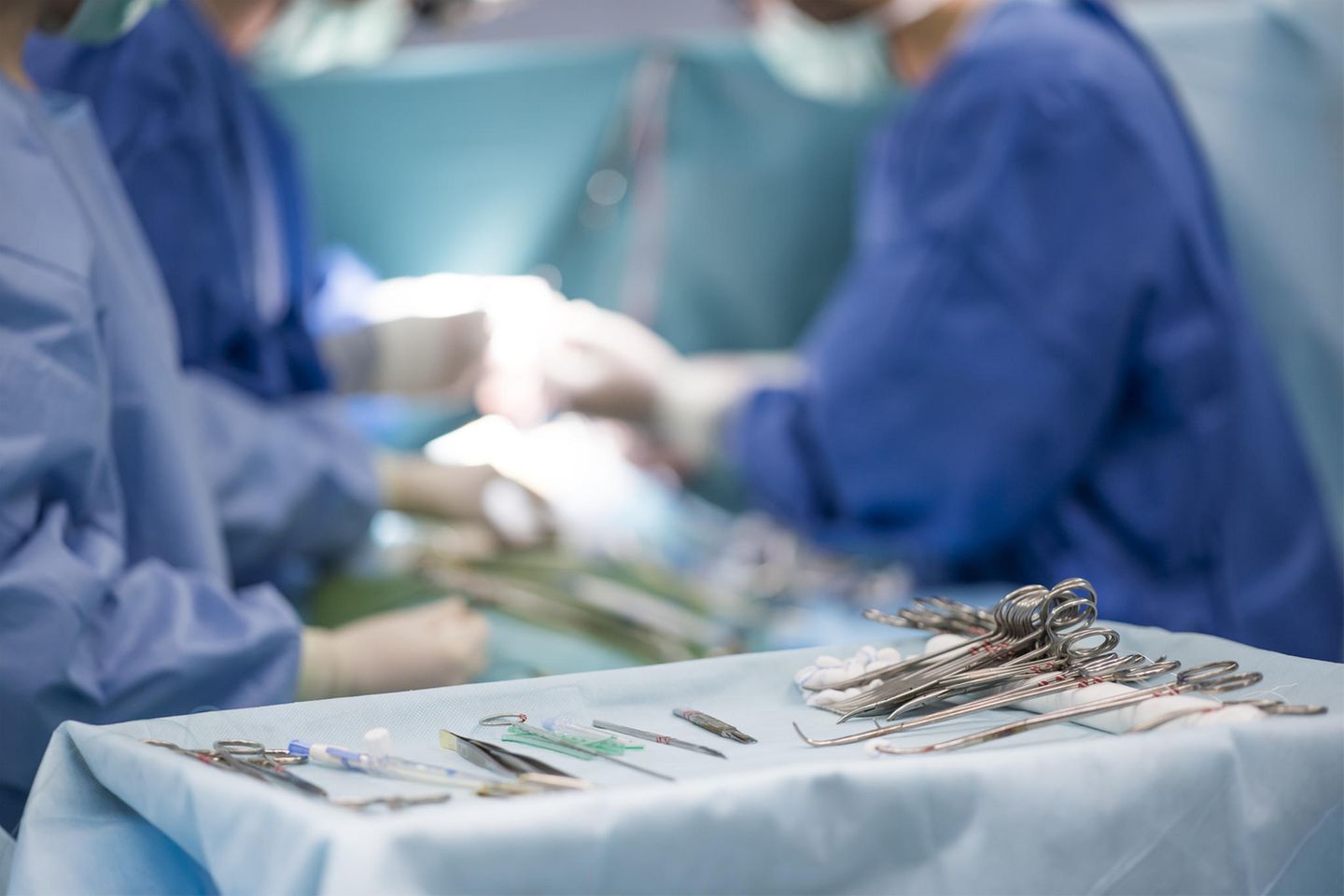 Ärzte und Besteck in einem Operationssaal