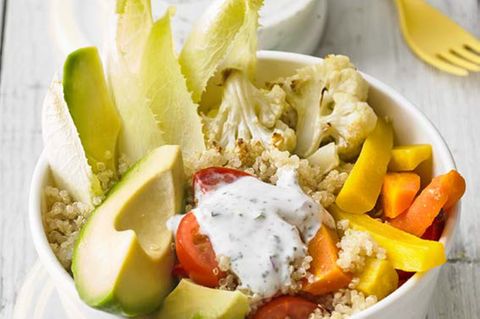 Quinoa-Bowl, Ofengemüse und Kräuterjoghurt
