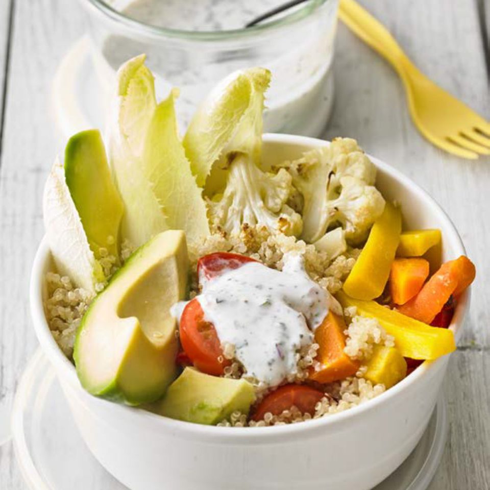 Quinoa-Bowl, Ofengemüse und Kräuterjoghurt
