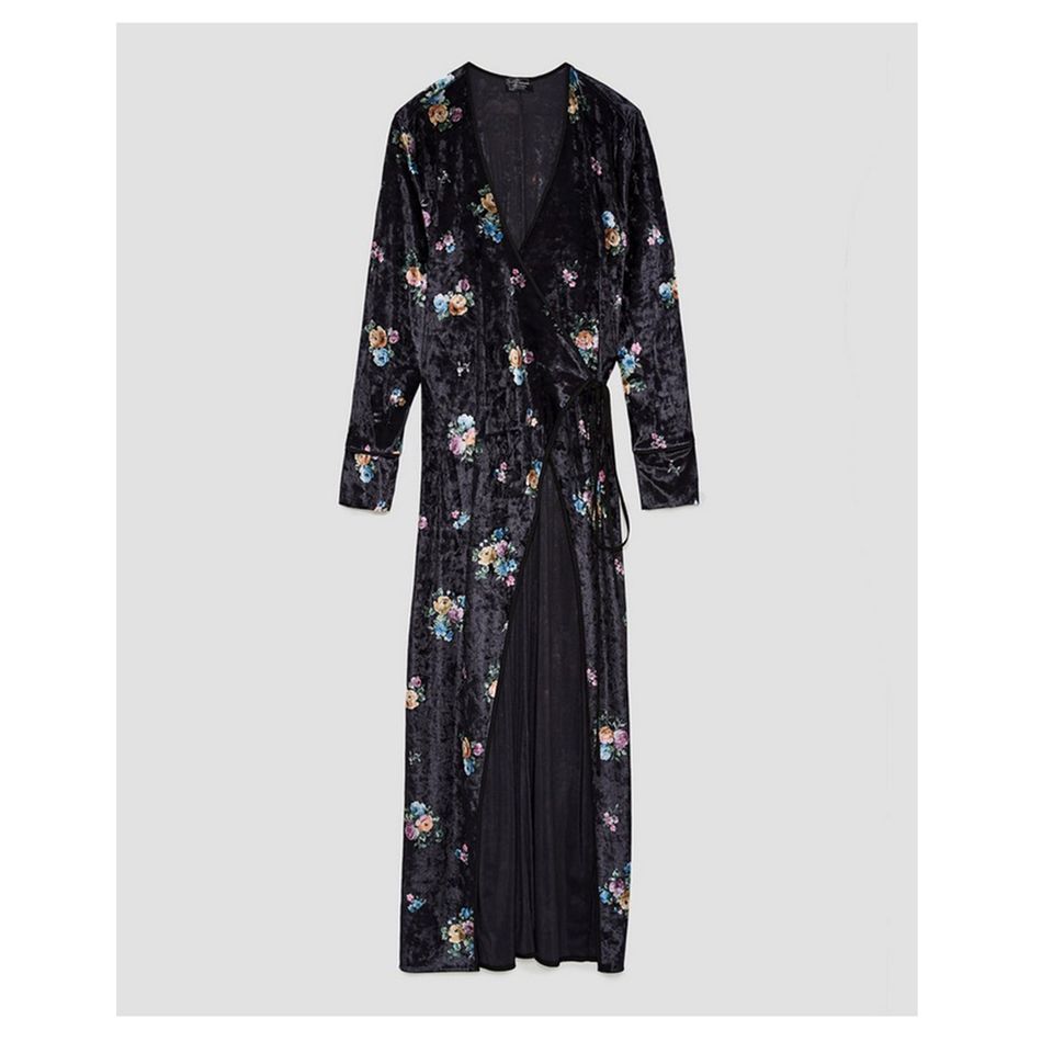 Wow! Langes Maxikleid aus Samt im Kimono-Stil und mit Blumenmuster. Von Zara, um 40 Euro.