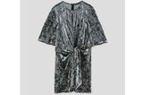 Samt-Kleid mit zentraler Drappierung in Silber. Über Zara, aktuell auf 26 Euro reduziert.