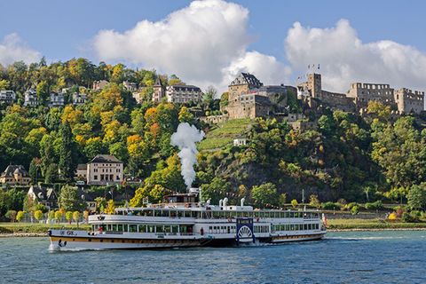 Hotel auf dem Berg, der Rhein und ein Boot