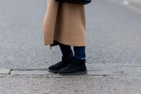 Frau trägt dicke Ugg-Boots