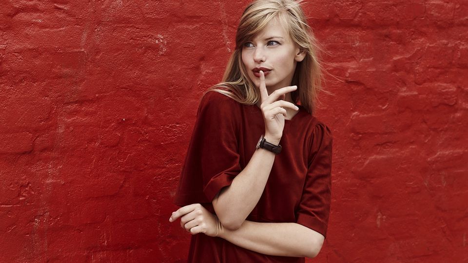 Selbstbewusste Sprache: Frau in roter Kleidung