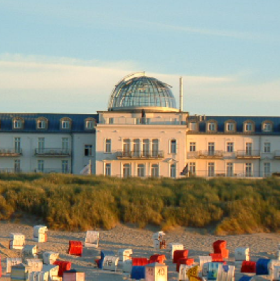 Blick auf das Hotel vom Strand aus