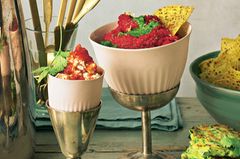 Rote-Bete-Hummus mit Nacho-Chips Rote-Bete-Hummus mit Nacho-Chips