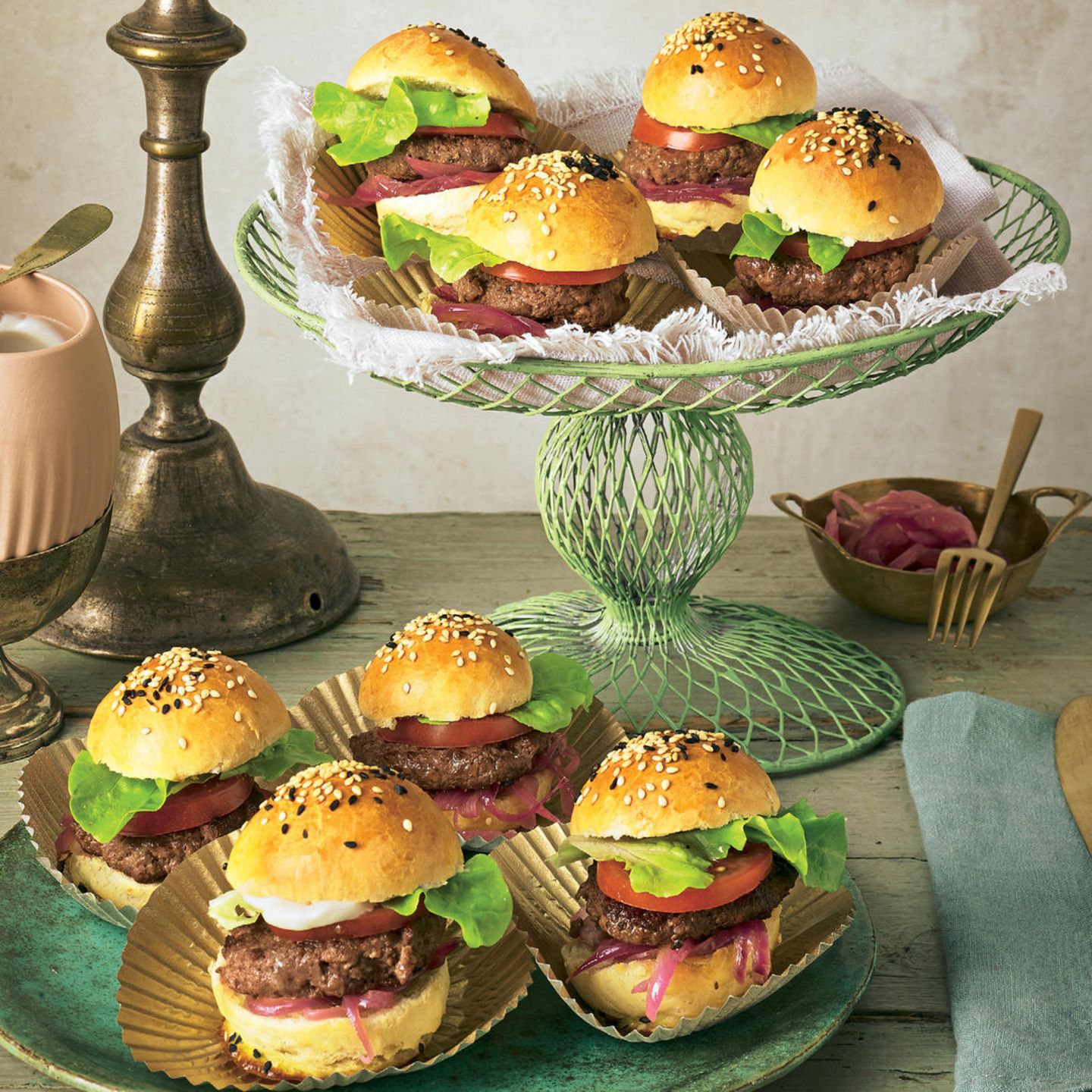 Mini-Burger mit Hefebrötchen