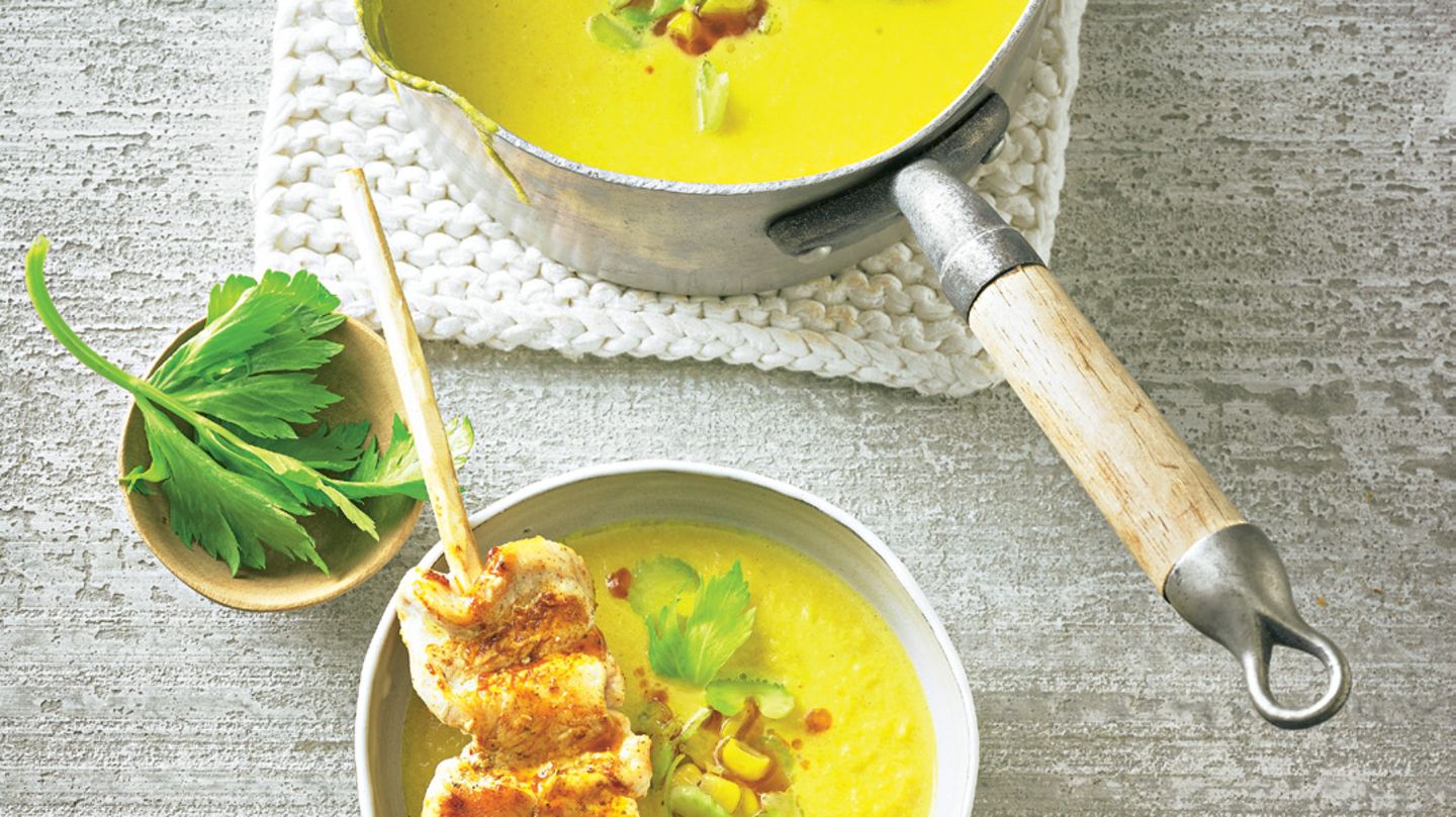 Karotten-Mais-Suppe mit Hähnchen-Spießen | BRIGITTE.de