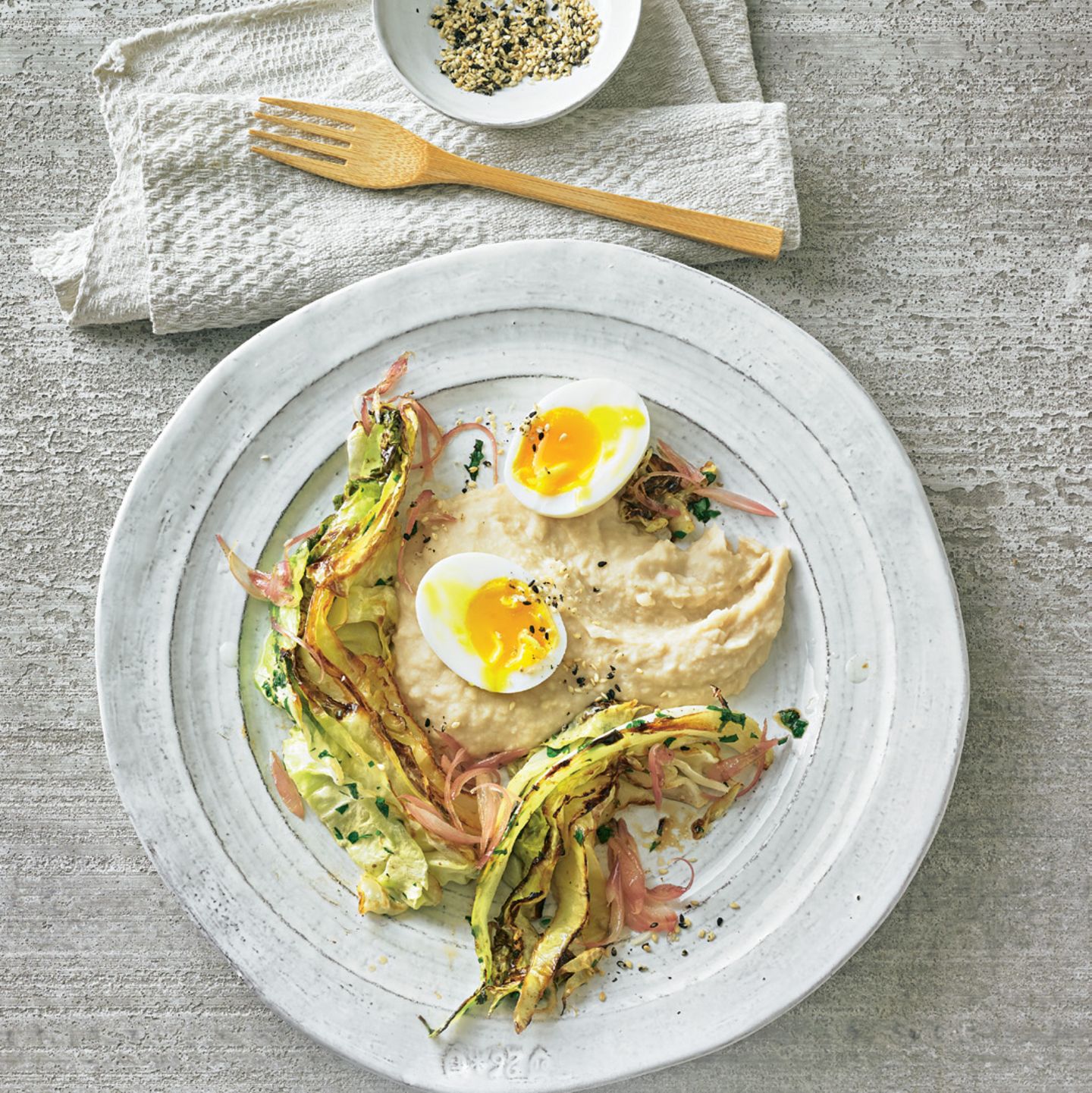 Spitzkohl mit Bohnen-Püree und Ei
