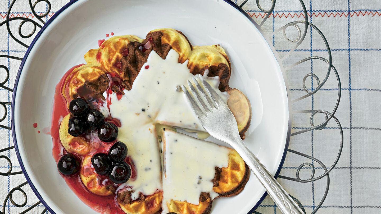 Kakao-Marzipan-Waffeln mit Kaffeesoße und Amarenakirschen | BRIGITTE.de