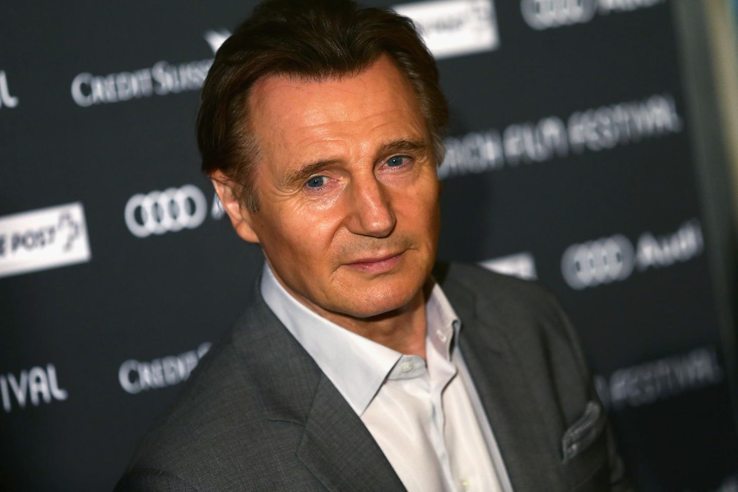 Liam Neeson spricht mit seiner toten Ehefrau