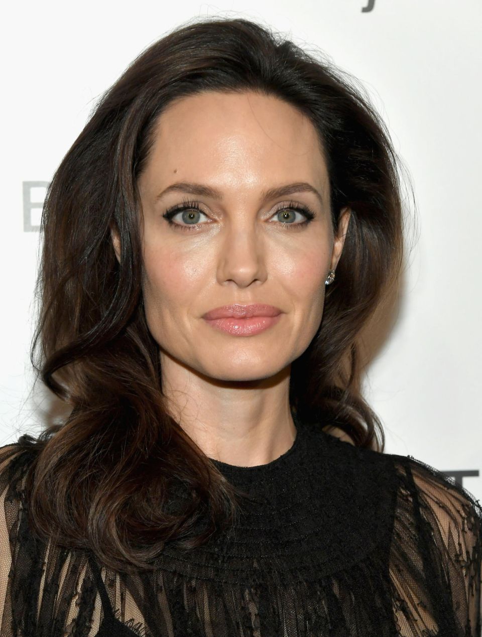 Frisuren, die jünger machen: Angelina Jolie mit Locken-Frisur