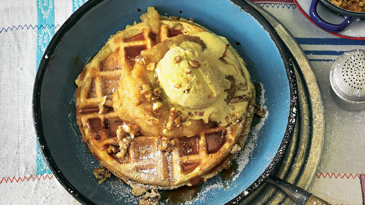 Walnusswaffeln mit Birnenmus und Vanille-Eis | BRIGITTE.de Walnusswaffeln mit Birnenmus und Vanille-Eis | BRIGITTE.de