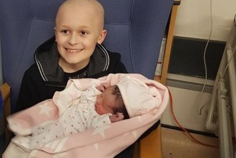 Todkranker Junge bekämpft den Krebs, um die Geburt seiner Schwester zu erleben