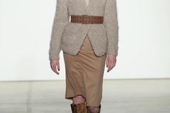Cardigan mi Gürtel getragen Cardigan mit Gürtel auf dem Laufsteg