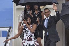 Barack Obama und Familie mit Regenschirm