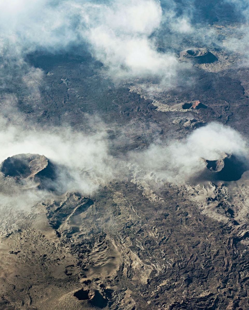 Lava-Landschaft: Beim Helikopterflug über den aktiven Vulkan"Piton de la Fournaise" sieht man, wie das Erdinnere an der Oberfläche erstarrt