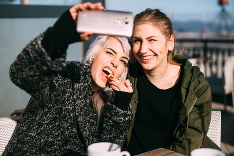 Zwei Freundinnen machen Selfies