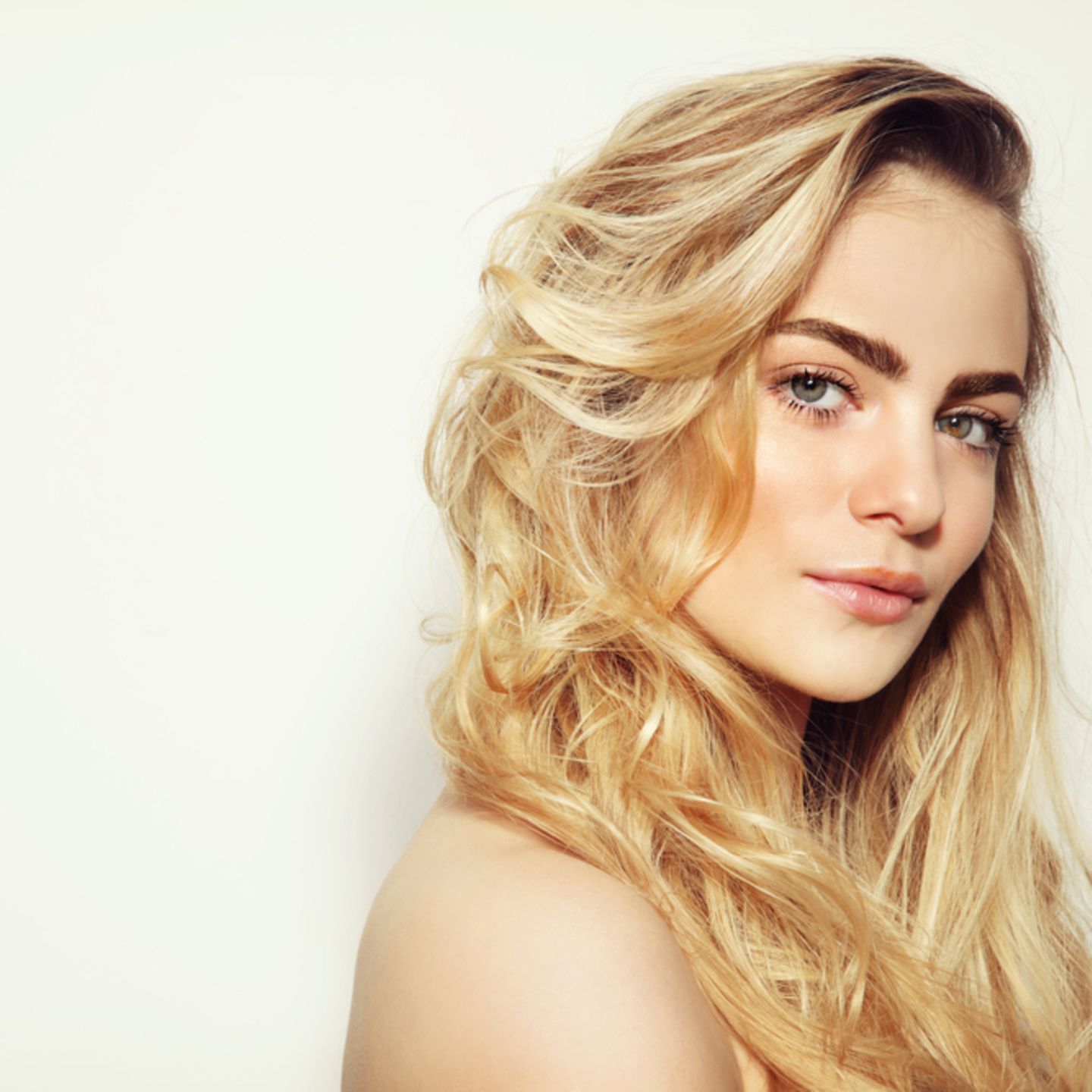 Blonde mädchen haare augen braune