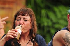 Tina York trinkt. Mehr möchte ich dazu nicht sagen. Tina York trinkt. Mehr möchte ich dazu nicht sagen.