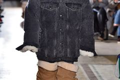 Overknees von UGG Modell trägt Overknees von UGG