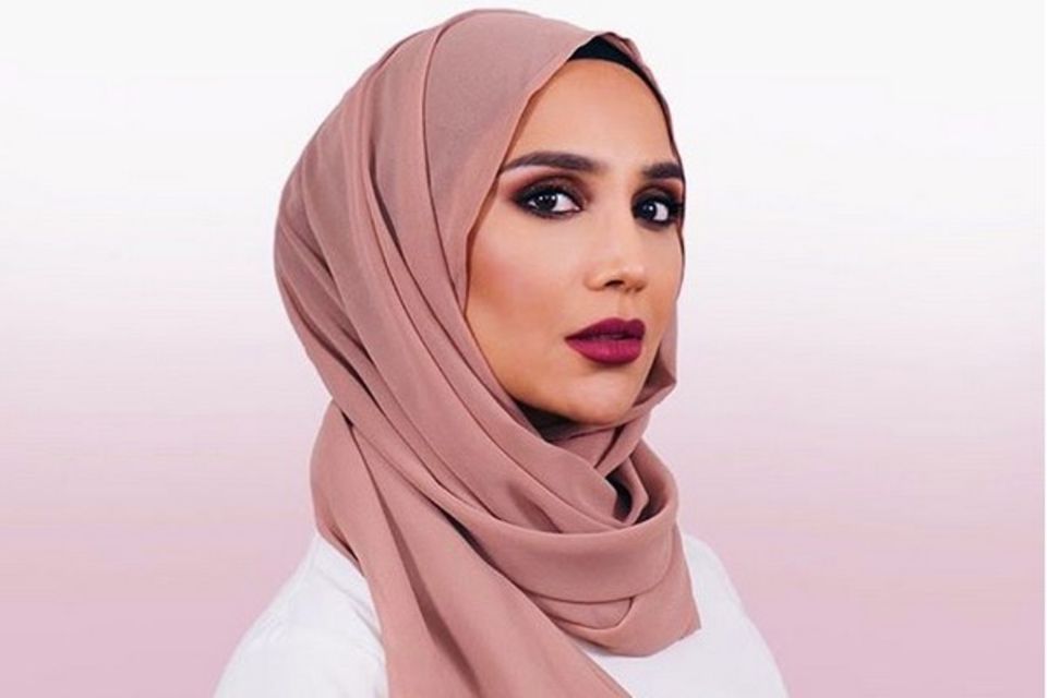 Model mit Hijab wirbt für Shampoo