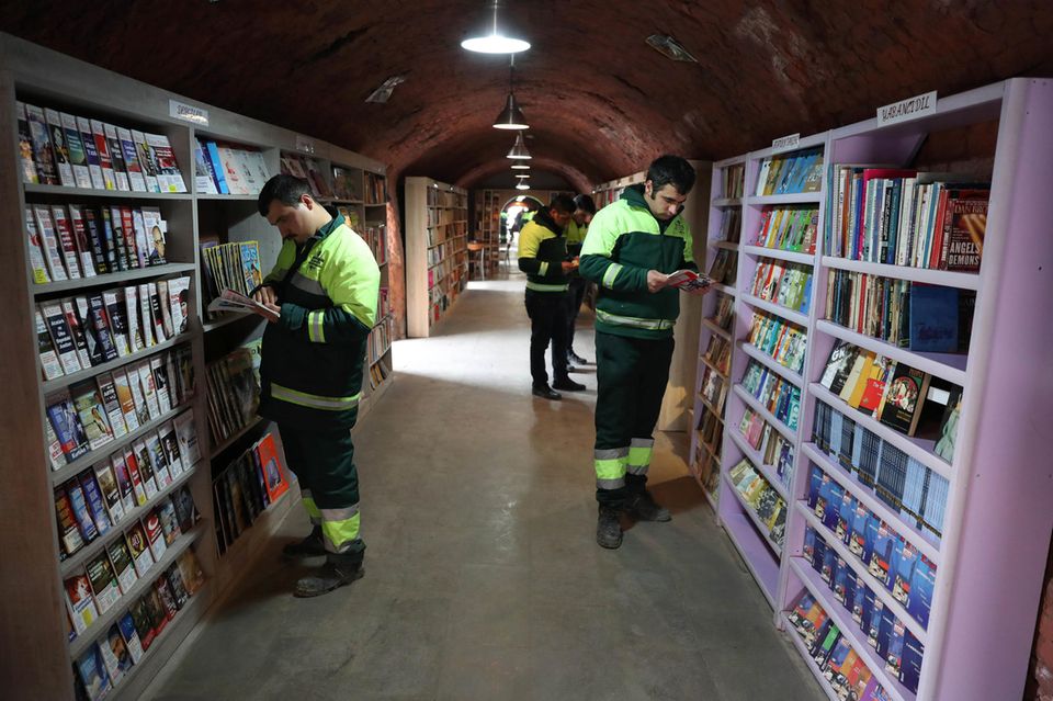 Müllmänner gründen Bücherei – mit Büchern aus dem Abfall! ❤️