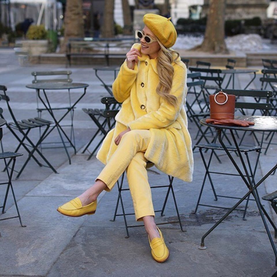 Trendfarben 2018: Bloggerin in gelbem Outfit