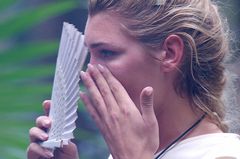 Giuliana versteckt ihre Abschiedstränen hinter einem Fächer. Giuliana versteckt ihre Abschiedstränen hinter einem Fächer.