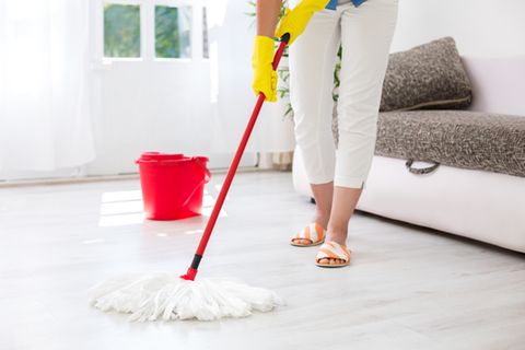 Laminat Reinigen Mit Diesen Tipps Wird S Streifenfrei Brigitte De